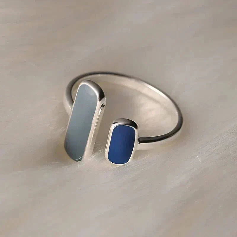 Amanda | Vintage ring with blue stone in silver.