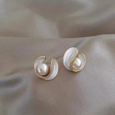 Brianna | Luxury earrings with white opal and pearl in gold.