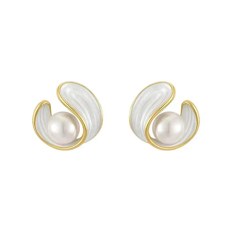 Brianna | Luxury earrings with white opal and pearl in gold.