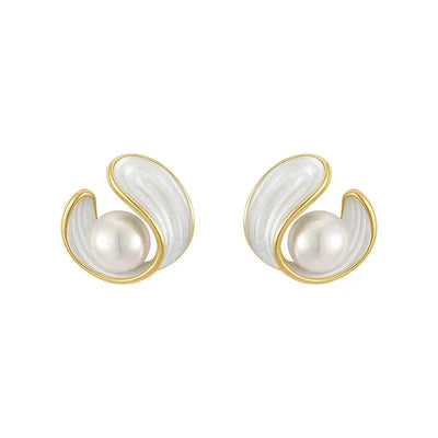Brianna | Luxury earrings with white opal and pearl in gold.