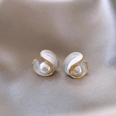 Brianna | Luxury earrings with white opal and pearl in gold.