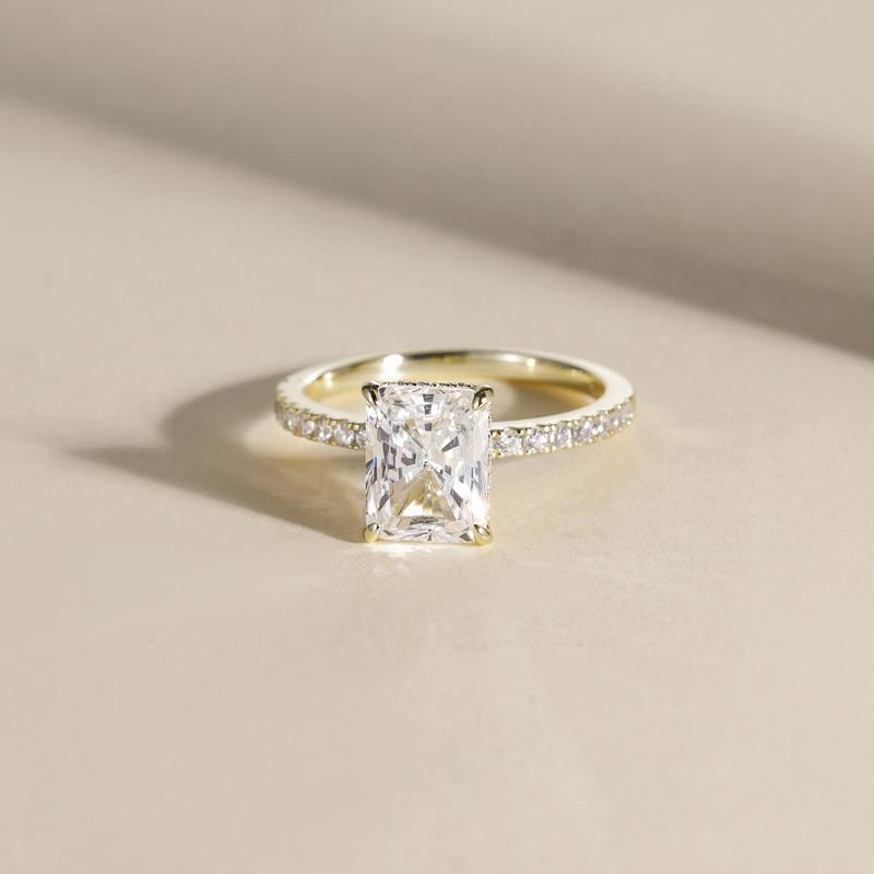 Alma | Elegant silver ring with a sparkling stone