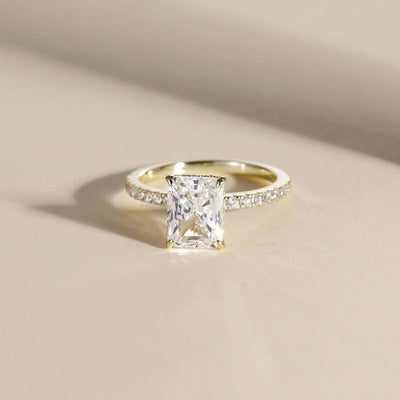 Alma | Elegant silver ring with a sparkling stone