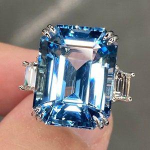 Natalia | Vintage style ring with blue cubic crystal.