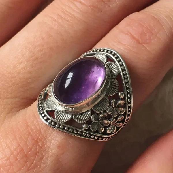 Maricela | Flower ring with purple gemstone