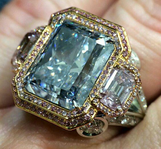 Paula | Sparkling blue crystal ring.