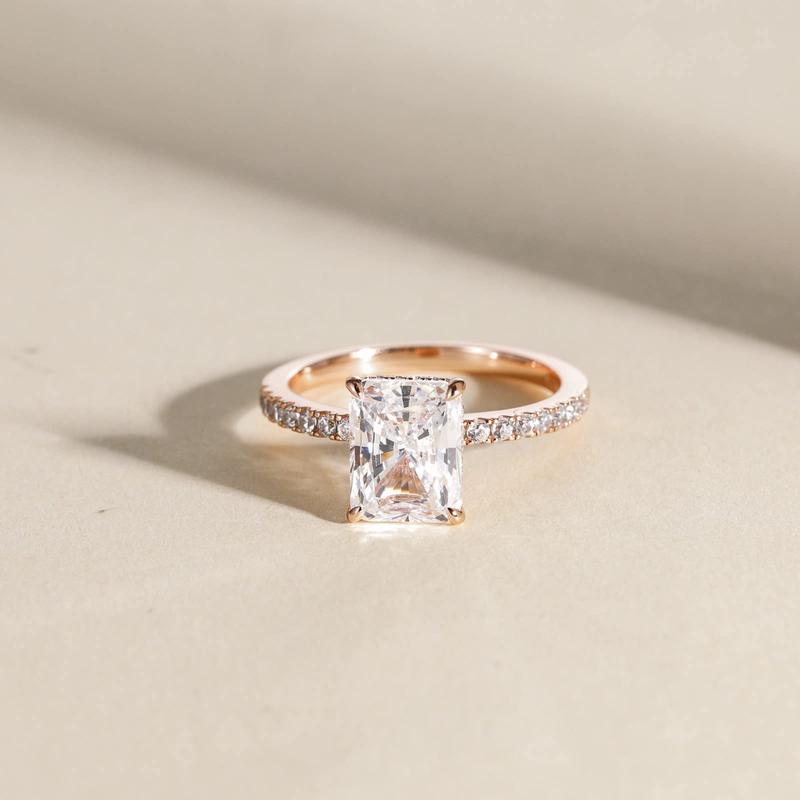 Alma | Elegant silver ring with a sparkling stone