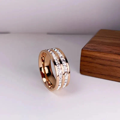 Ursula | Elegant ring with double inlay of zircons.