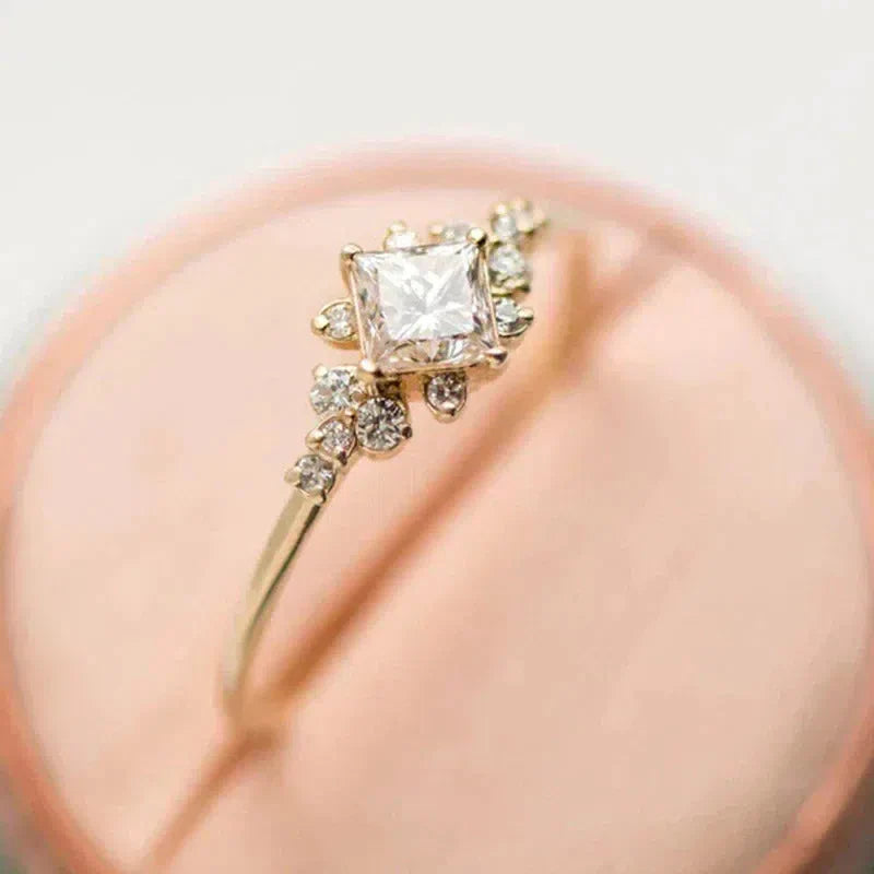 Carla | Luxury ring with cubic zirconia made of gold and silver.