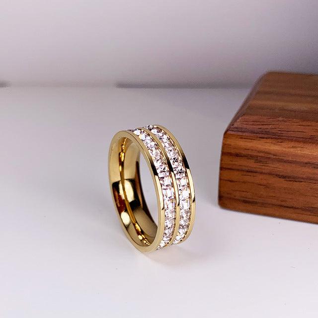 Ursula | Elegant ring with double inlay of zircons.