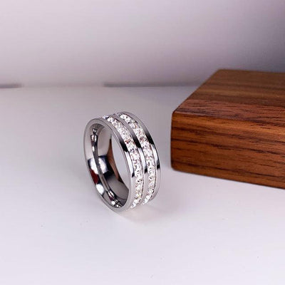 Ursula | Elegant ring with double inlay of zircons.