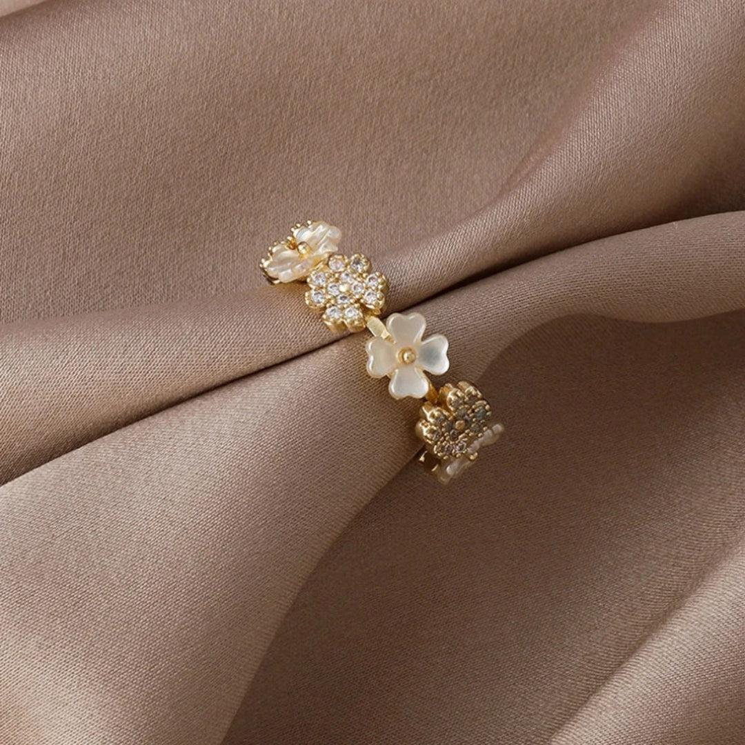 Lorena | Adjustable gold ring with white flowers and zircons.