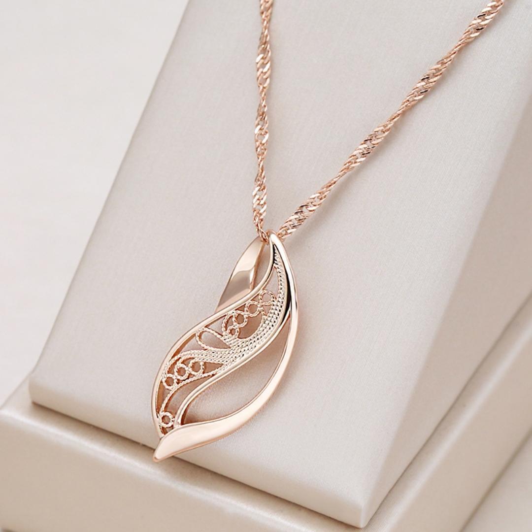 Mariola | Elegant harmonious necklace in gold