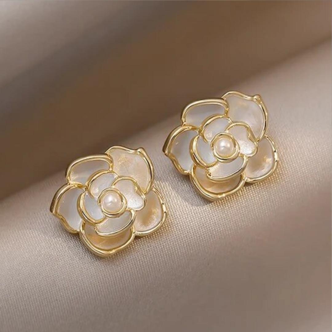 Anita | Elegant white flower earrings with pearls.