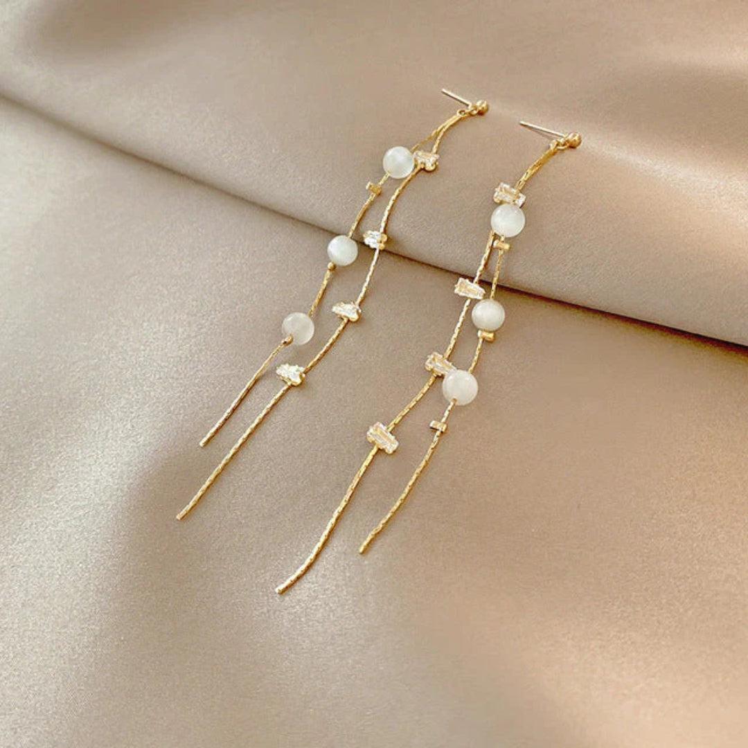 Cintia | Elegant dangling earrings with pearls and zircons.