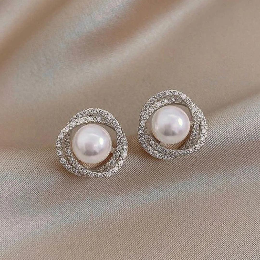 Zaida | Sparkling spiral earrings with elegant pearls.
