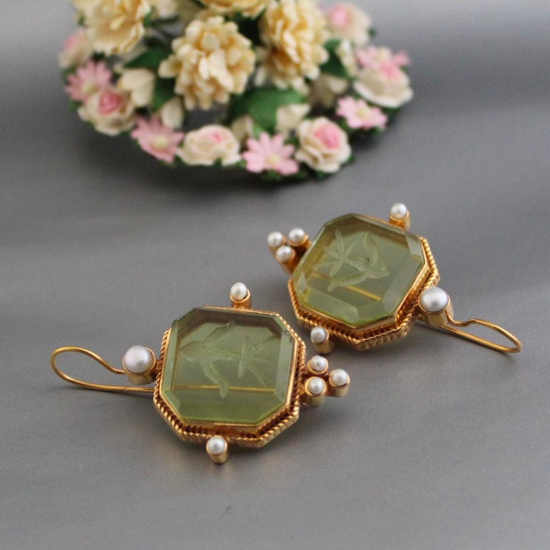 Laura | Vintage green and pearl earrings