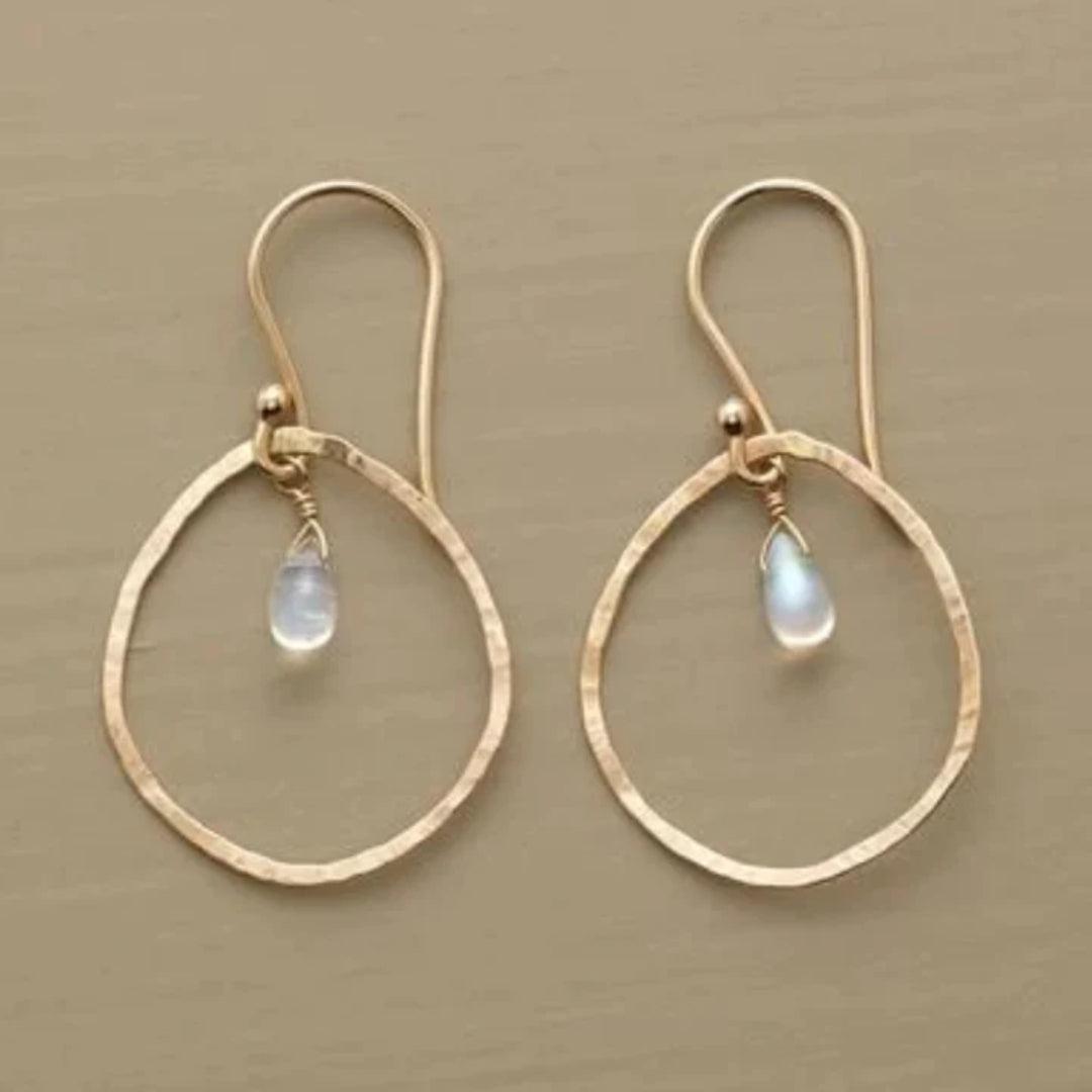 Dulce | Vintage white crystal earrings in gold.