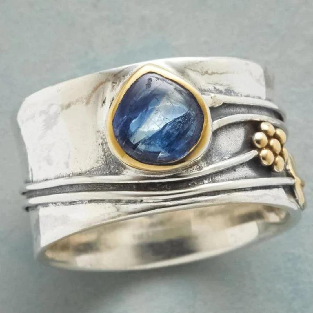 Amalia | Vintage ring with blue stone