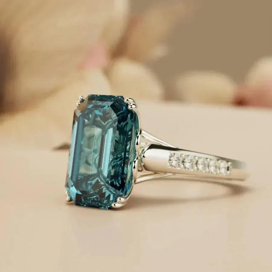 Alba | Vintage ring with blue crystal
