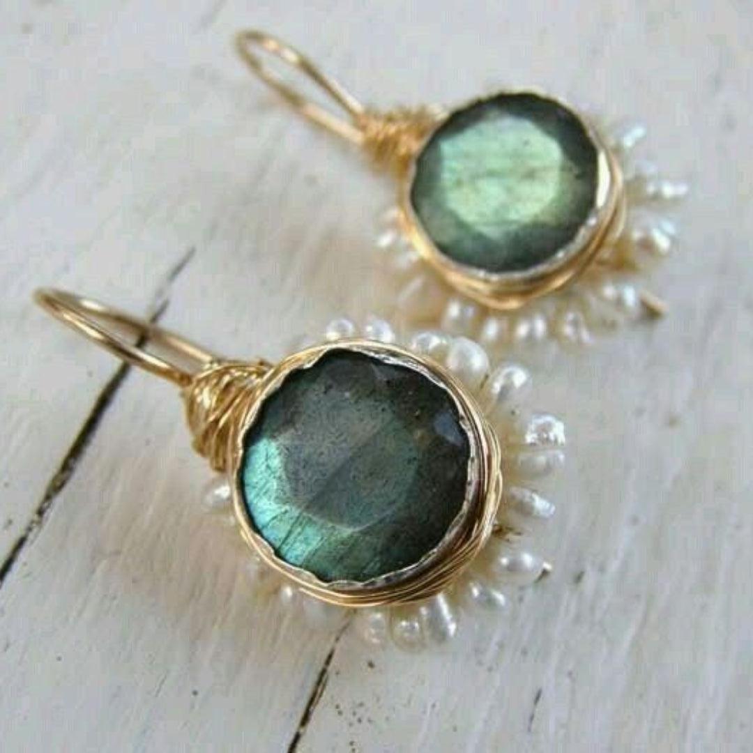 Luz | Vintage gold earrings with green stone
