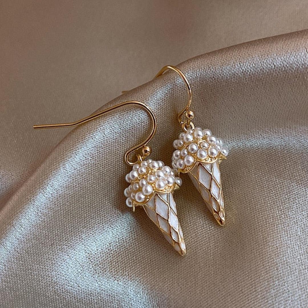 Abigail | Conical earrings with pearls in gold