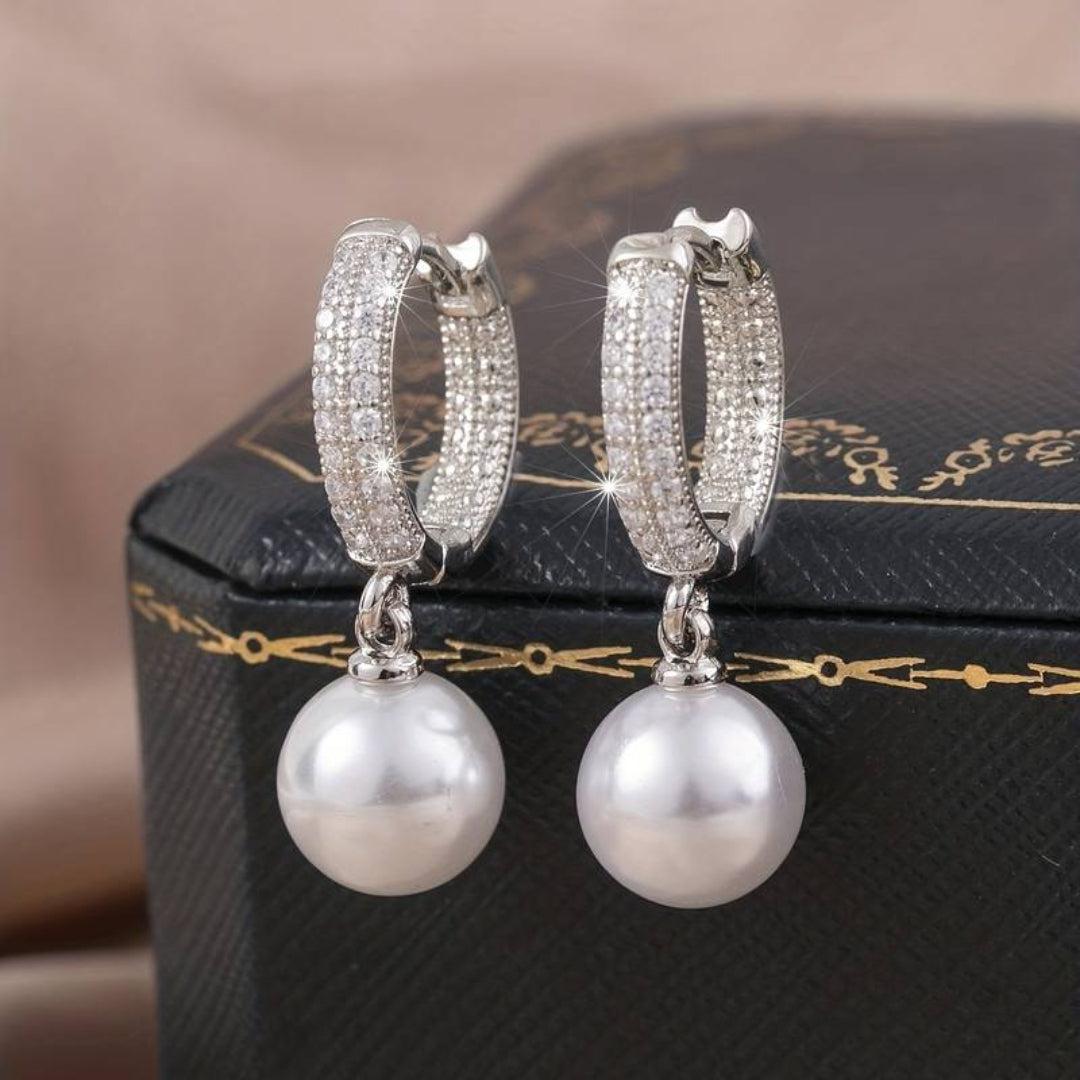 Hortensia | Elegant earrings with shiny pearls in silver.