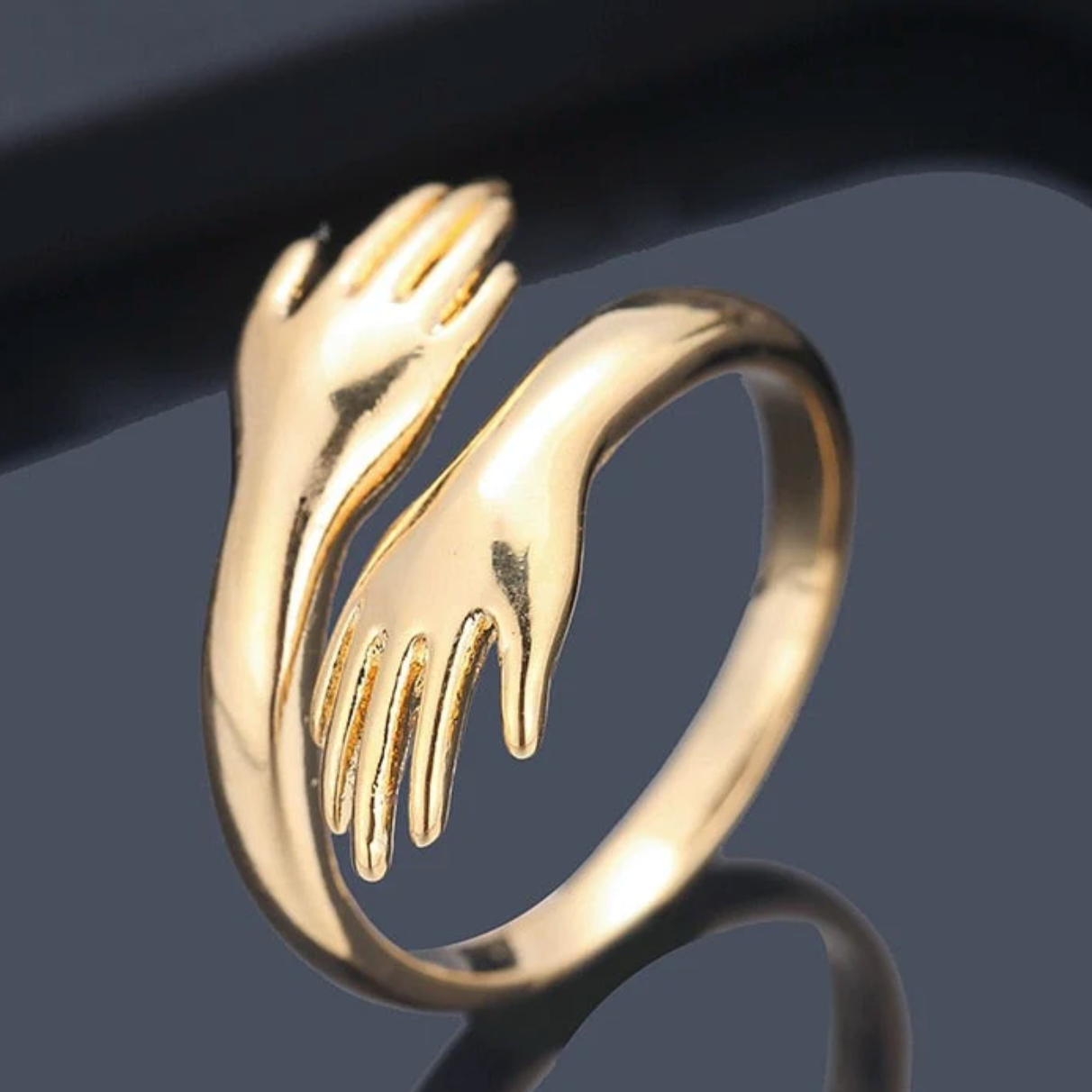 Laura | Golden Hug Ring