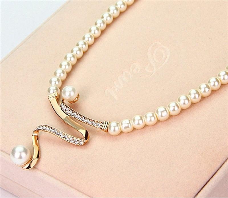 Hilda | Natural pearl necklace and earrings set