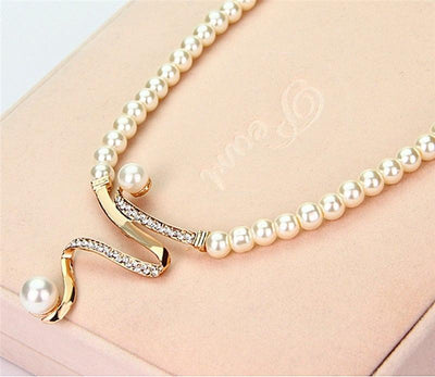 Hilda | Natural pearl necklace and earrings set