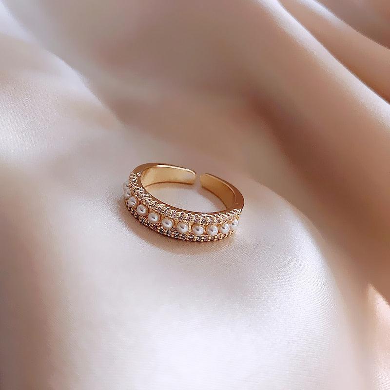 Dayana | Luxury gold and pearl ring.