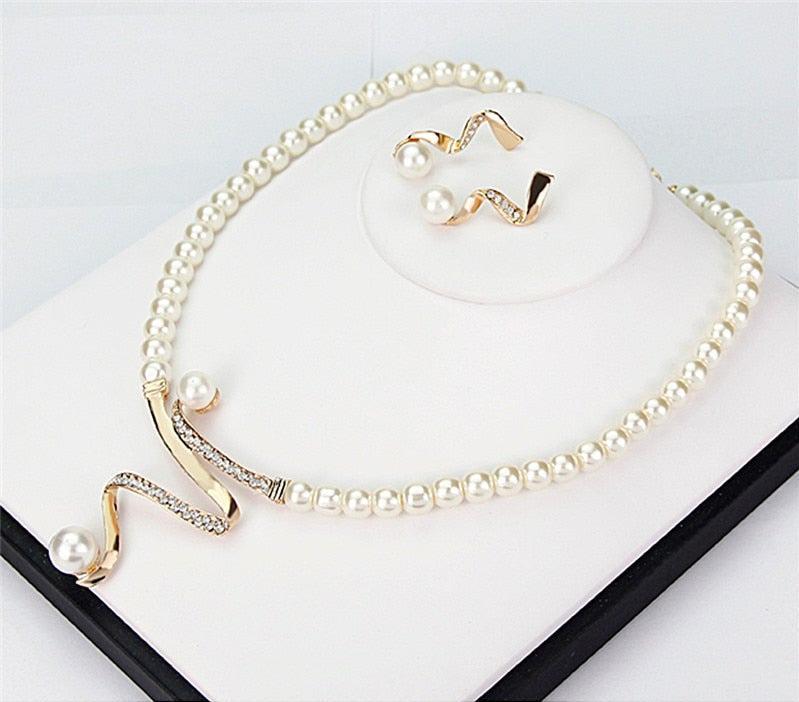 Hilda | Natural pearl necklace and earrings set