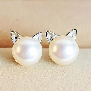 Viviana | Kitten earrings with cultured pearls and silver