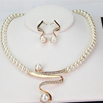 Hilda | Natural pearl necklace and earrings set