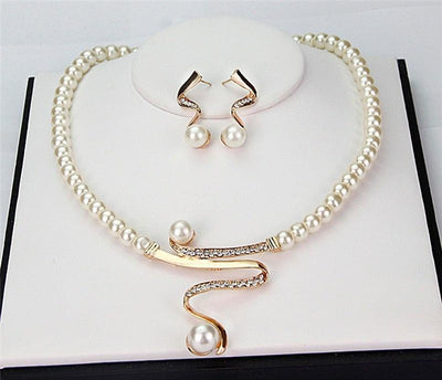 Hilda | Natural pearl necklace and earrings set