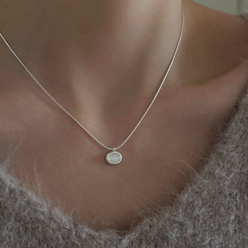 Yesenia | Classic necklace with solitaire pendant in silver