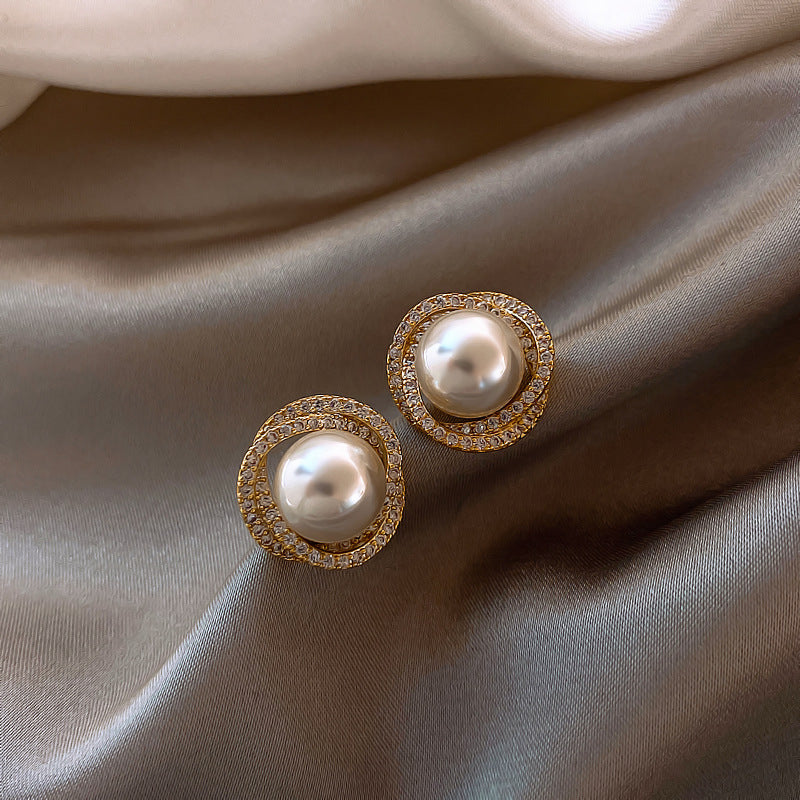 Pilar | Elegant pearl earrings adorned with diamonds.