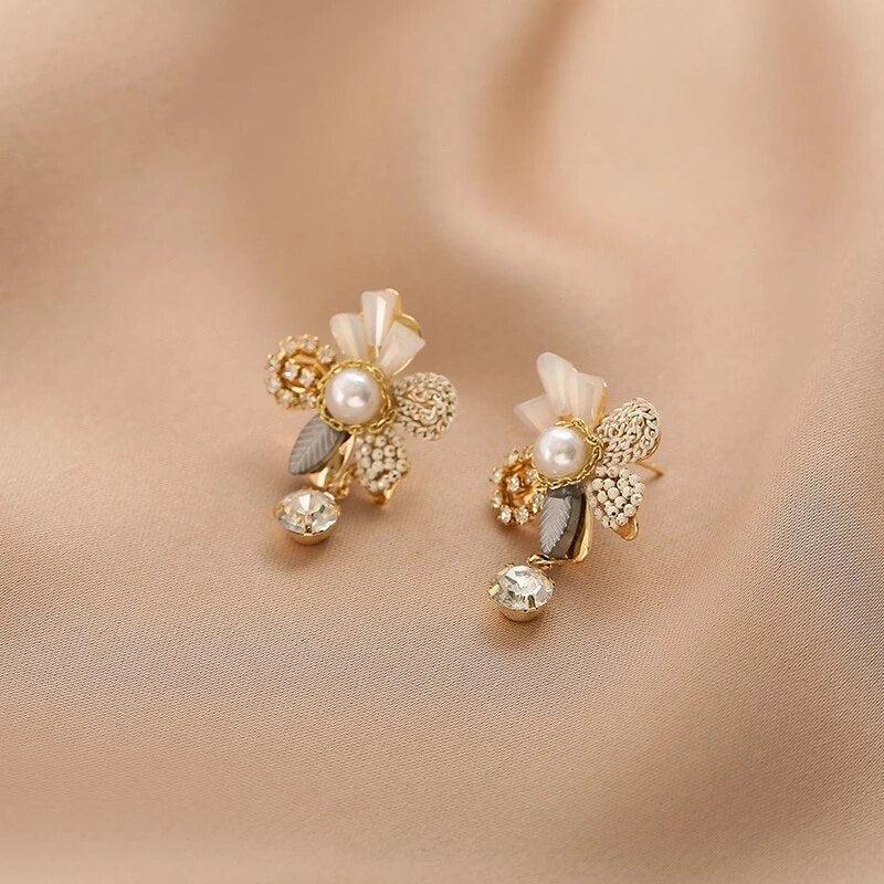 Dafne | Floral pearl dangle earrings in gold