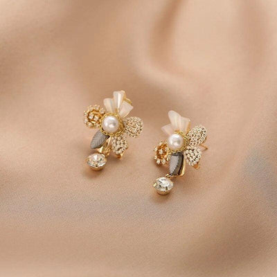 Dafne | Floral pearl dangle earrings in gold