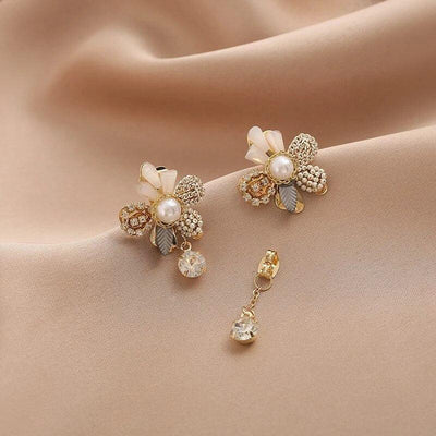 Dafne | Floral pearl dangle earrings in gold