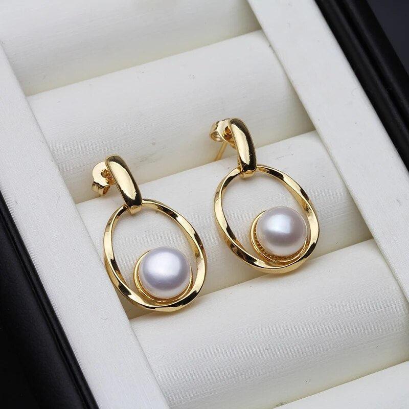 Elda | Elegant gold and pearl earrings.