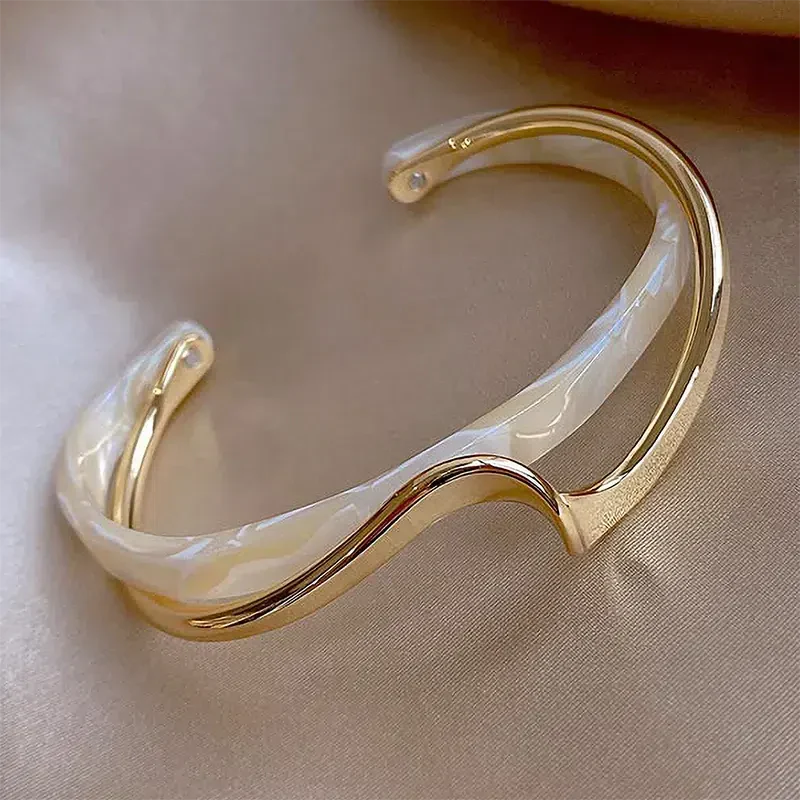 Patricia | Elegant open bracelet in white and gold enamel.