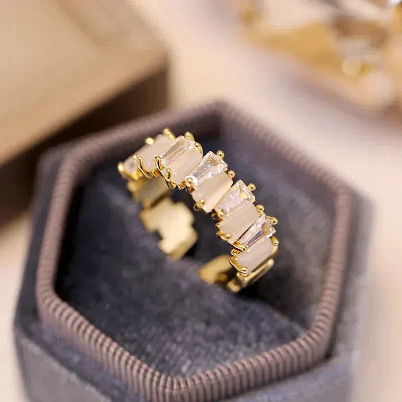 Verónica | Elegant ring with zircon inlays.