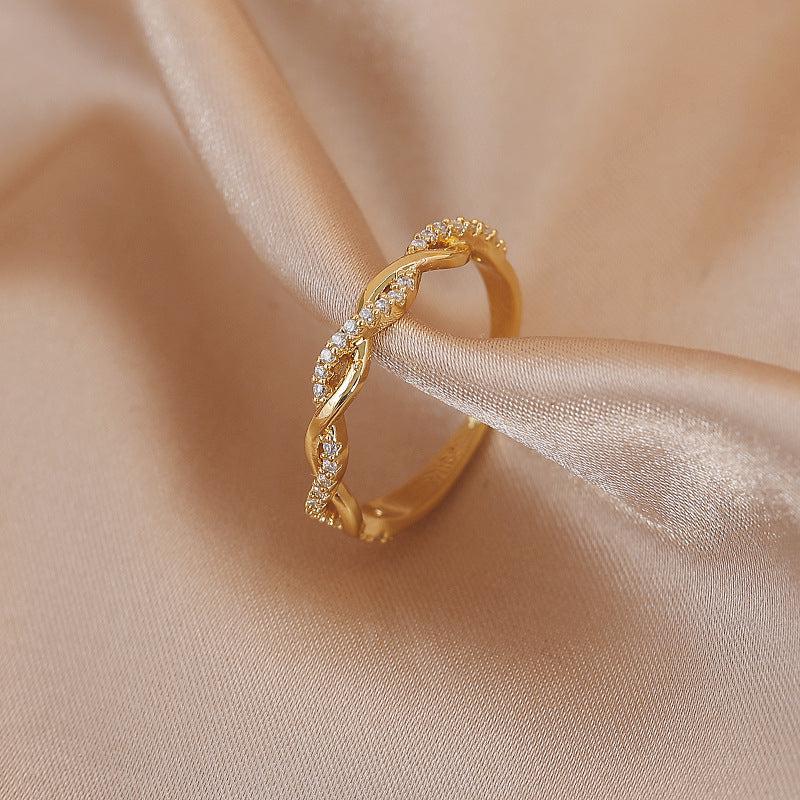 Teresa | Adjustable ring with braided zircons in gold.