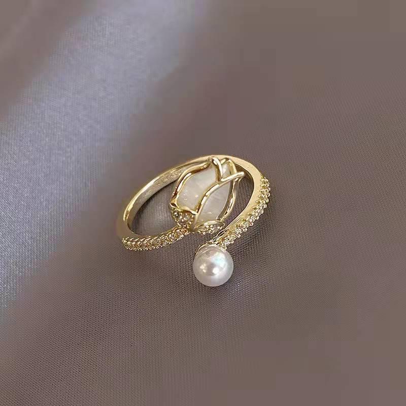 Claudia | Adjustable white tulip ring with pearl in gold