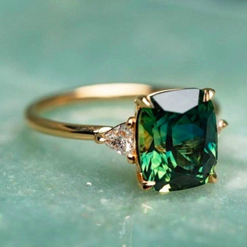 Amalia | Elegant square emerald ring