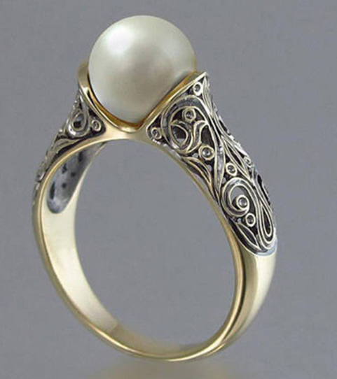 Vanesa | Gold ring with vintage pearl