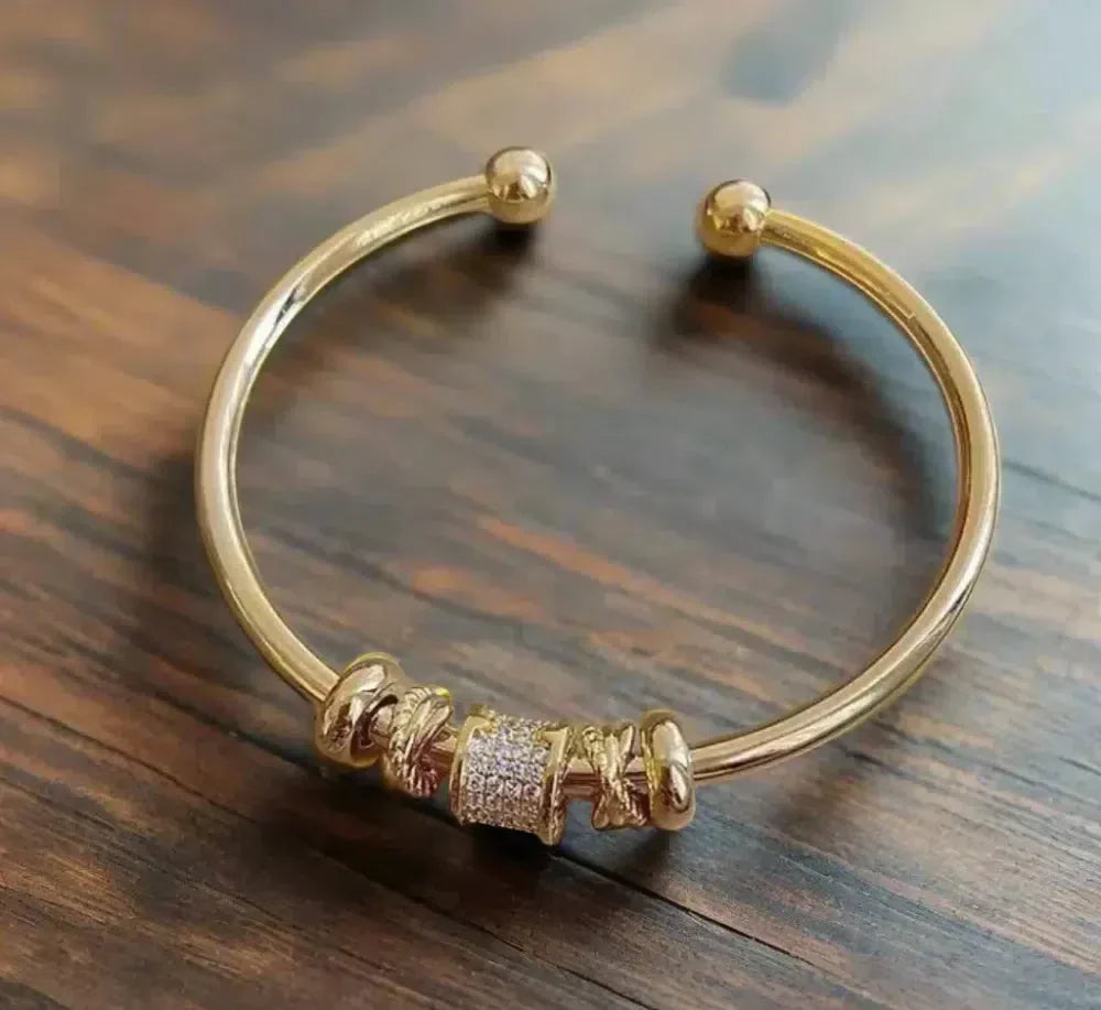 Hilda | Adjustable bracelet with golden charms