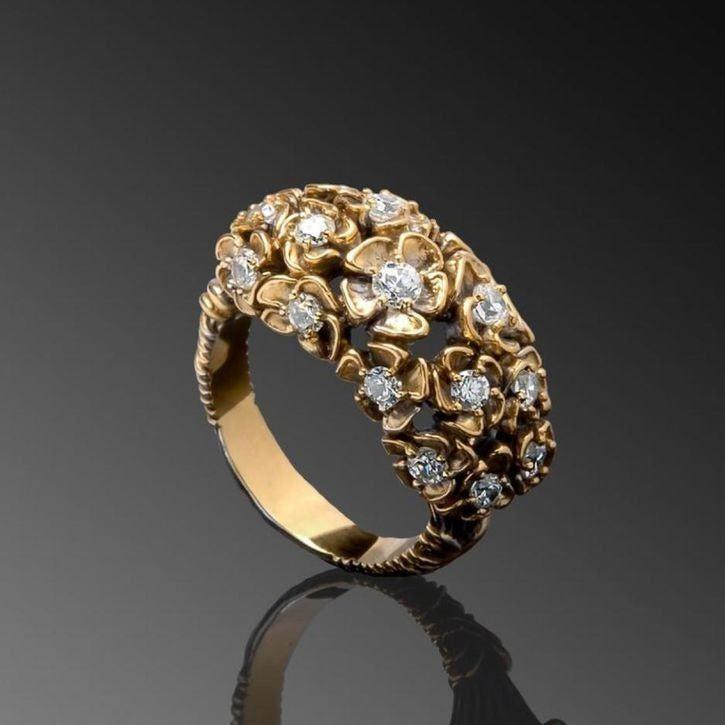 Maricarmen | Shiny gold ring with flowers