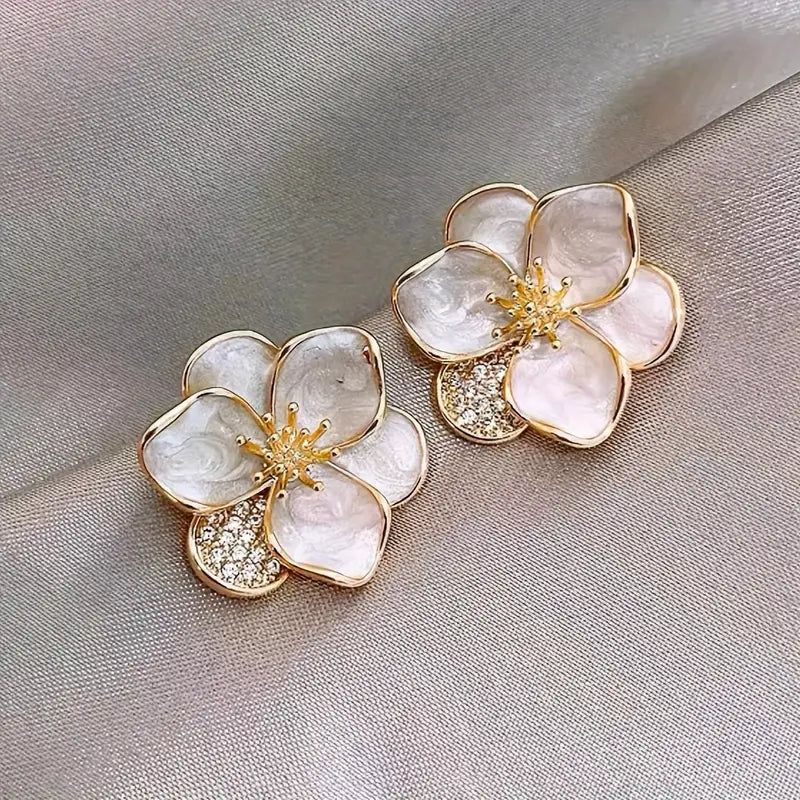 Yamel | Delicate silver earrings with floral details.